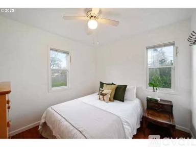 Main picture of 9135 SE Hawthorne Blvd
