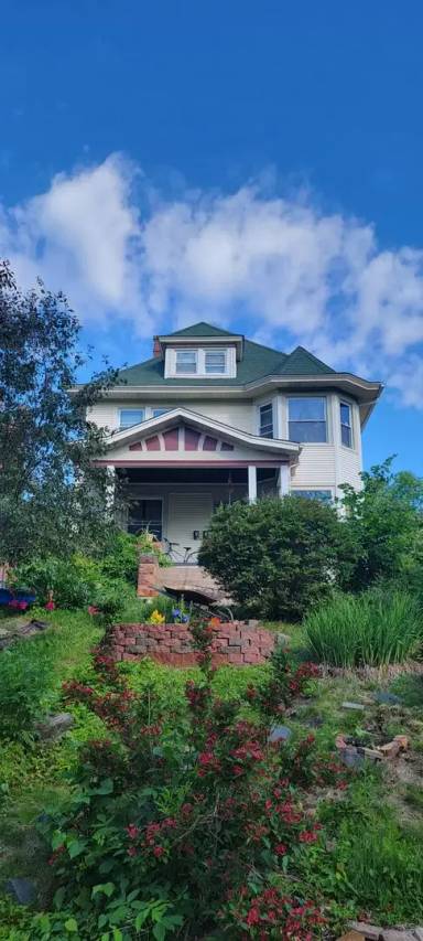 Main picture of 1817 E 1st St