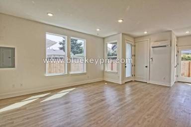 Main picture of 1526 N Watts St