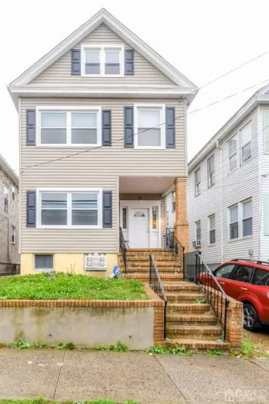 Main picture of 70 Louis St