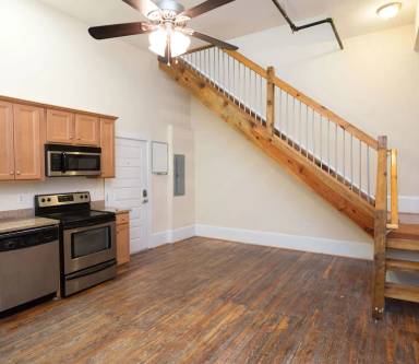 Main picture of 323 W Broad St