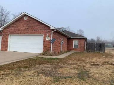 Main picture of 810 W Airport Rd