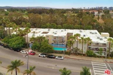 Main picture of 330 S Barrington Ave