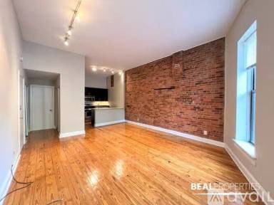 Main picture of 2208 N Clark St