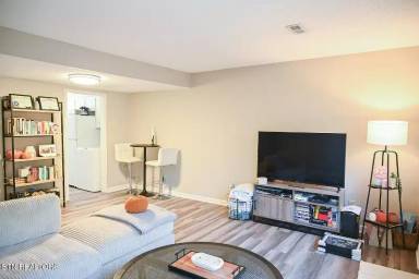 Main picture of 102 Asbury Way
