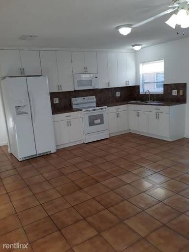 Main picture of 128 SE 10th St