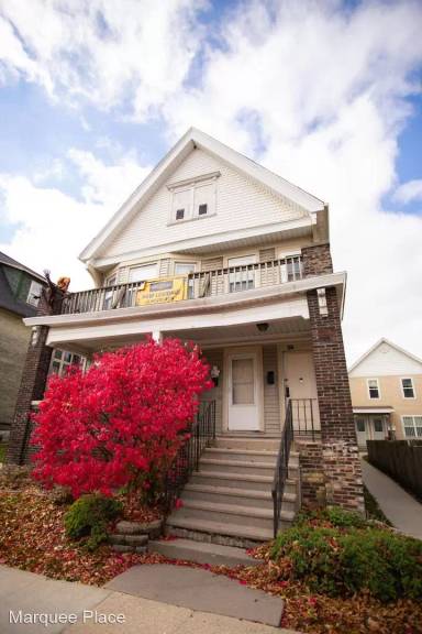 Main picture of 1422 W Kilbourn Ave