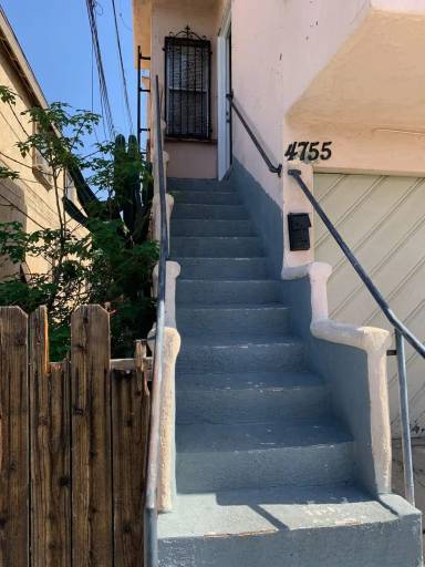 Main picture of 4755 Hubbard St
