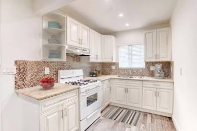 Main picture of 520 W 82nd St