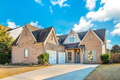 Main picture of 121 Walking Trail Way