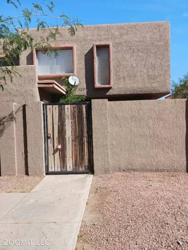 Main picture of 5221 W Lynwood St