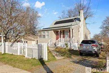 Main picture of 404 McArthur Dr