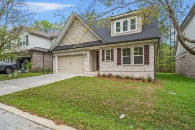 Main picture of 124 Laurel Oaks Dr