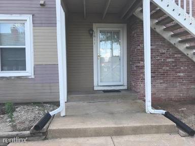 Main picture of Colonial Oaks Condominums