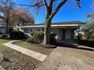 Main picture of 204 Woodland Cir