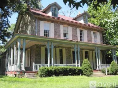 Main picture of 121 W Coulter St