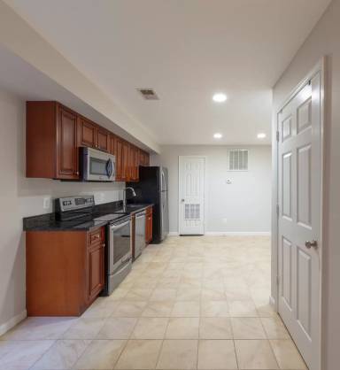Main picture of 923 10th St NE