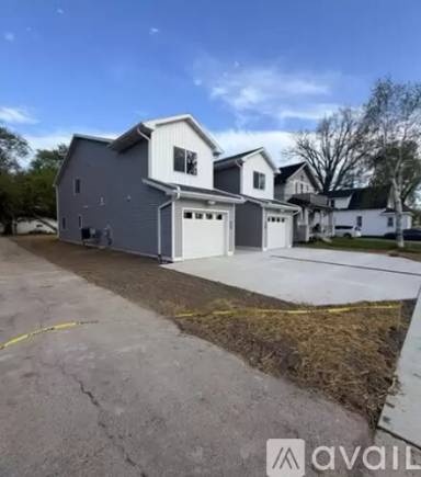 Main picture of 1112 N Van Buren St
