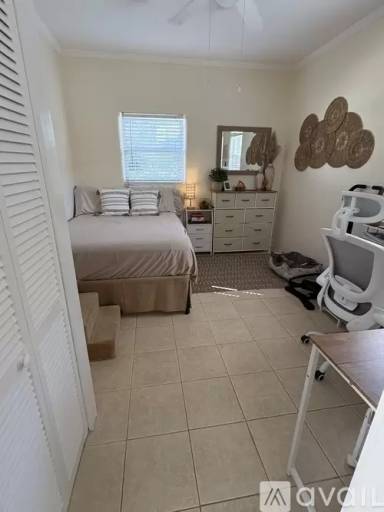 Main picture of 215 Pineapple St