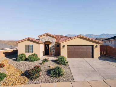 Main picture of 579 N Staci Dr