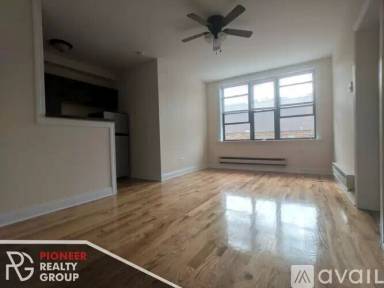 Main picture of 818 W Diversey Pkwy