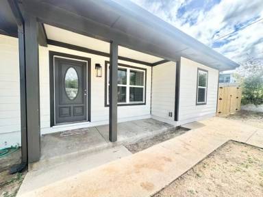 Main picture of 329 Edge Ave