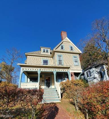 Main picture of 52 Cedar St