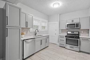 Main picture of 910 E 40th St