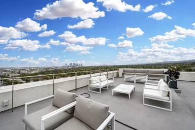 Main picture of 838 N Doheny Dr