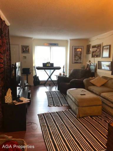 Main picture of 200 E Cloverhurst Ave