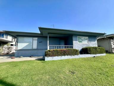 Main picture of 2809 W Rosecrans Ave