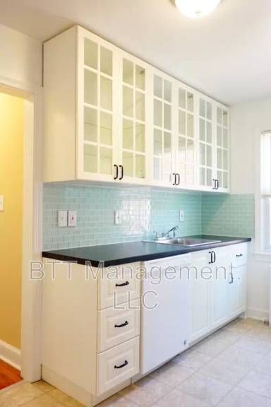 Main picture of 812 Greenwood Cir