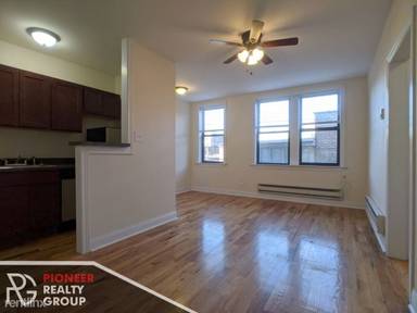 Main picture of 818 W Diversey Pkwy