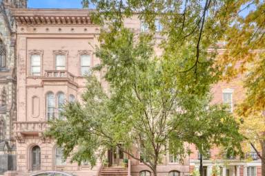 Main picture of 12 E Mount Vernon Pl