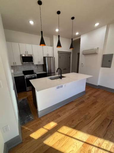 Main picture of 1725 Elm St