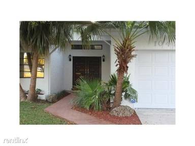 Main picture of 10424 SW 127th Ct