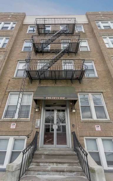 Main picture of 251 Beacon Ave