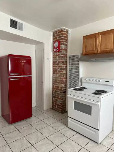 Main picture of 218 Elm St