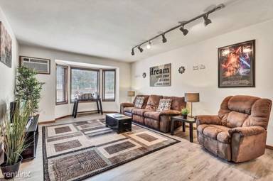 Main picture of 2425 E Franklin Ave