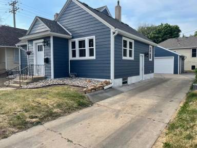 Main picture of 821 W 22nd St
