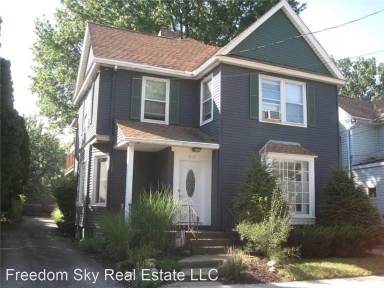 Main picture of 815 W 10th St