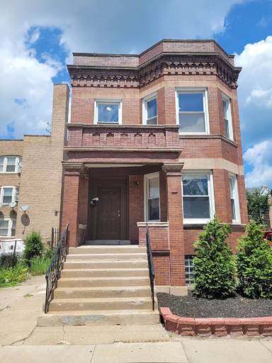 Main picture of 1910 E 73rd St