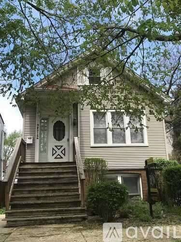 Main picture of 2512 W Lyndale St