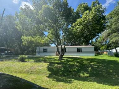 Main picture of 15744 Trigonia St