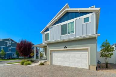 Main picture of 153 E Brushy Canyon St