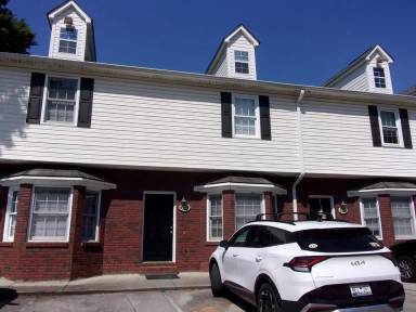 Main picture of 403 Wilson St N