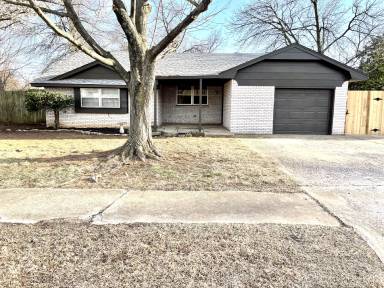 Main picture of 1618 Surrey Dr