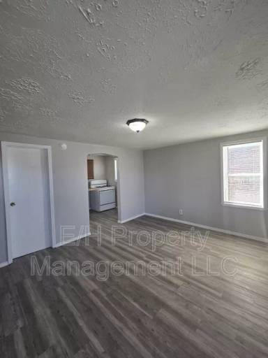 Main picture of 938 N Broadway Ave