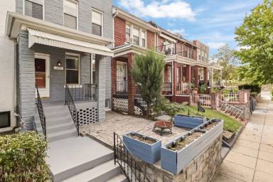 Main picture of 209 Douglas St NE