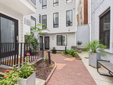 Main picture of 212 Bainbridge St